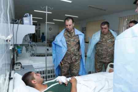 Министр обороны Армении посетил столичный военный госпиталь